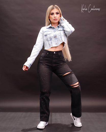Jeans momfit con roturas y pizcas en blanco.