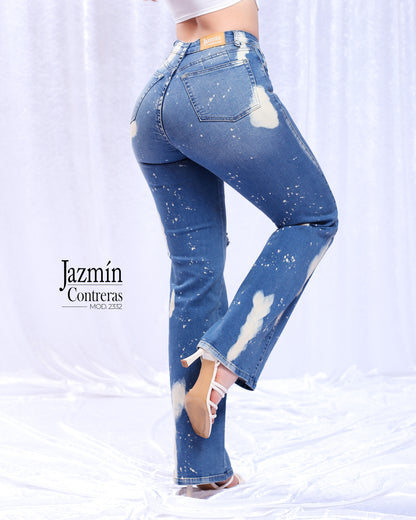 Jeans corte colombiano, recto con bolsas traseras.