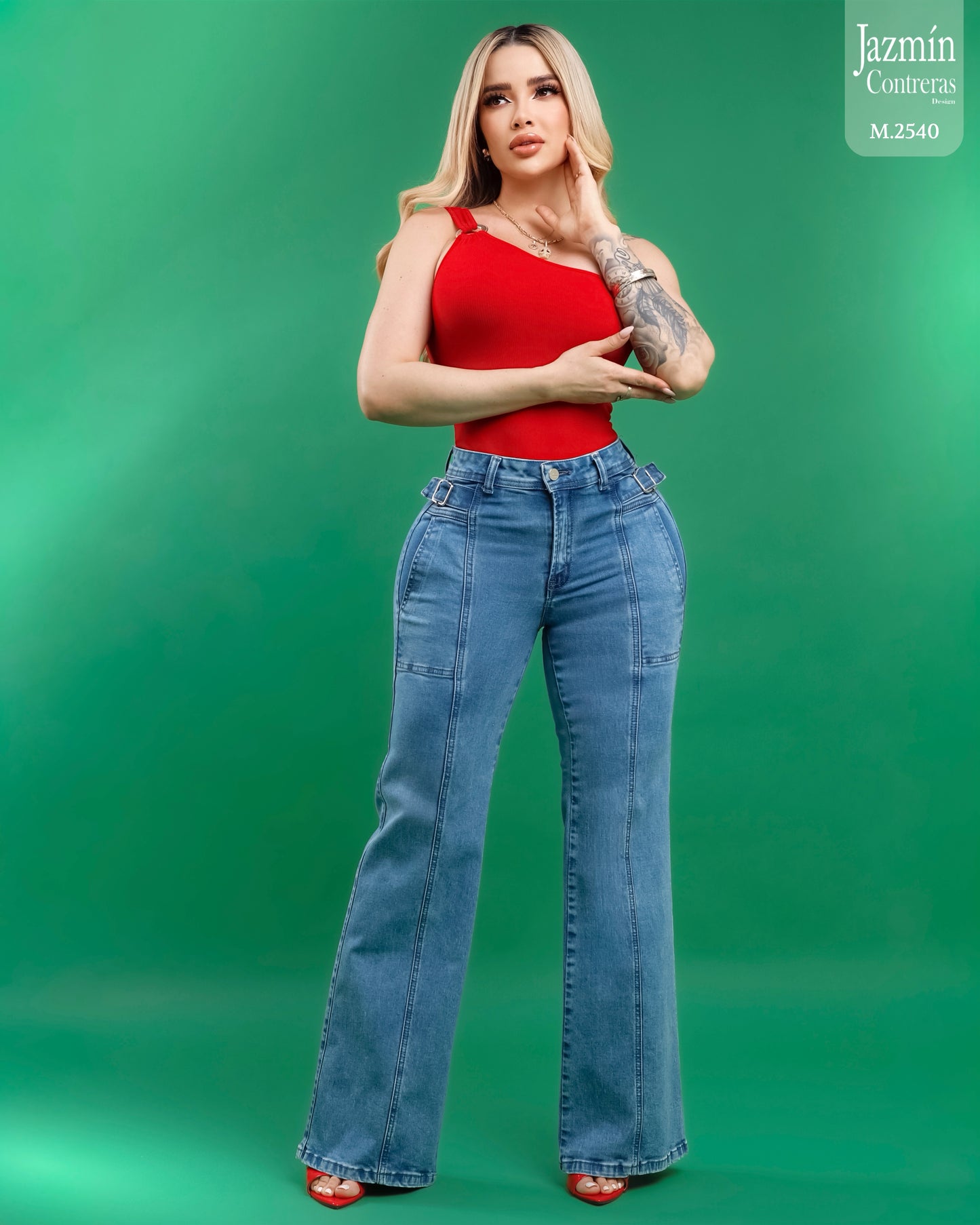 Jeans recto con hebillas.