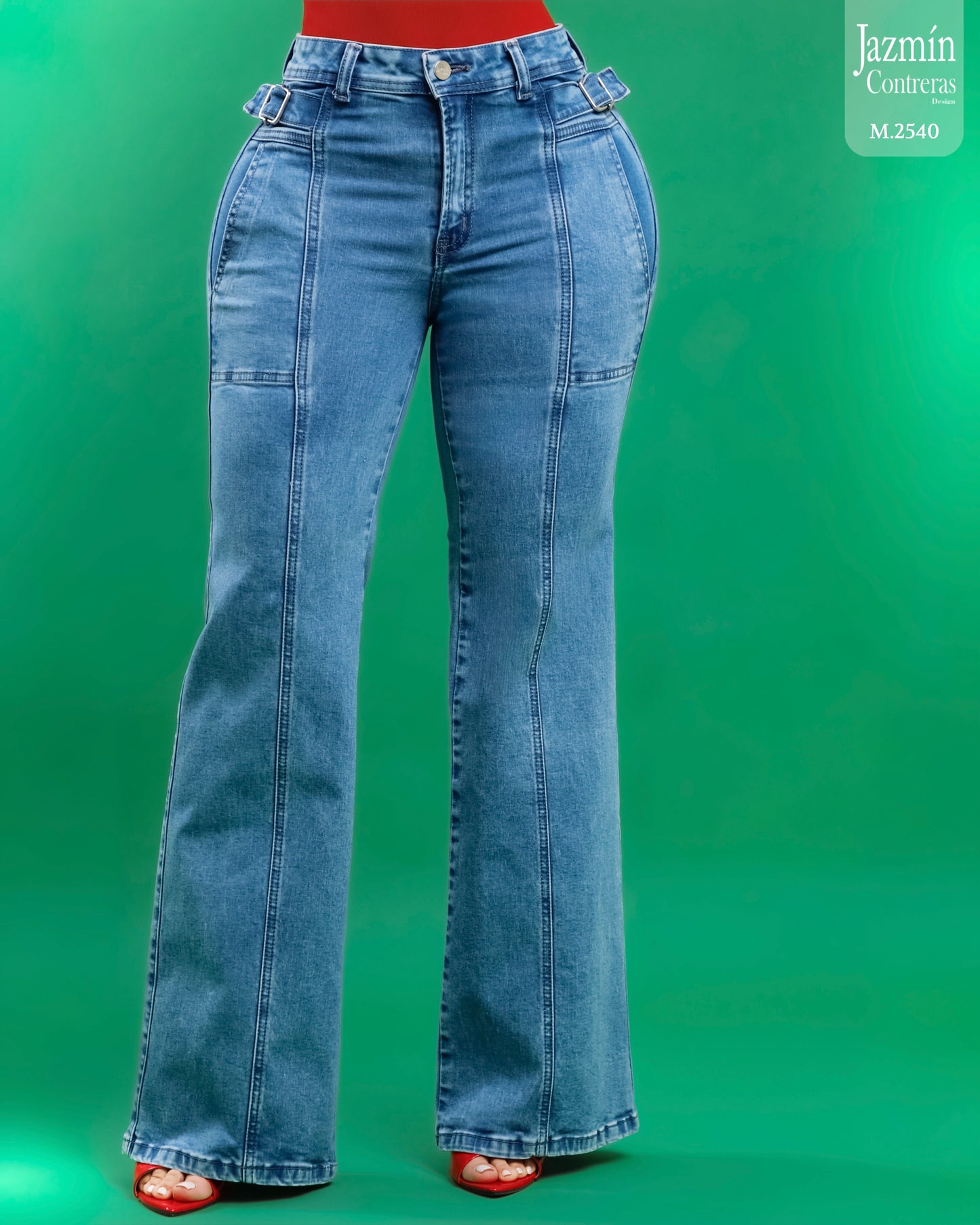 Jeans recto con hebillas.