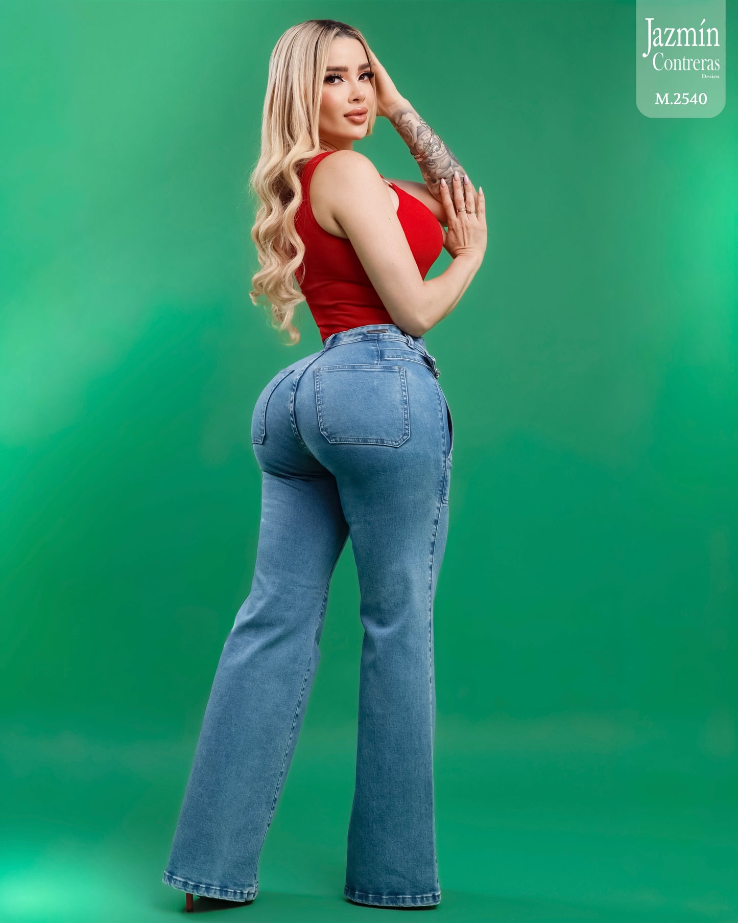 Jeans recto con hebillas.