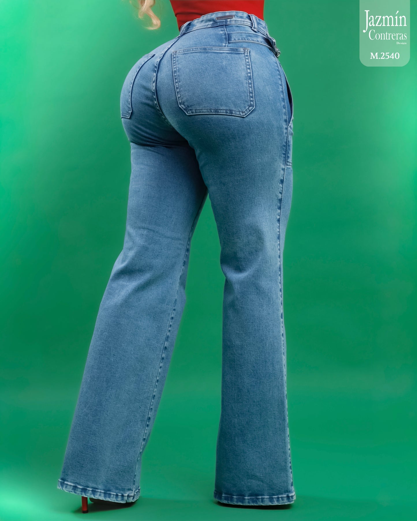 Jeans recto con hebillas.