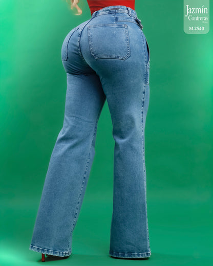 Jeans recto con hebillas.