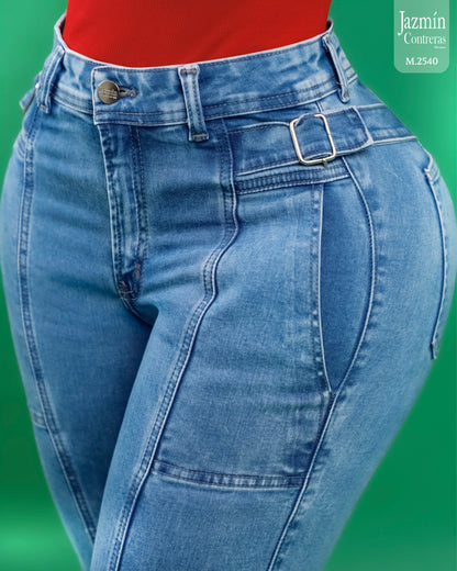 Jeans recto con hebillas.