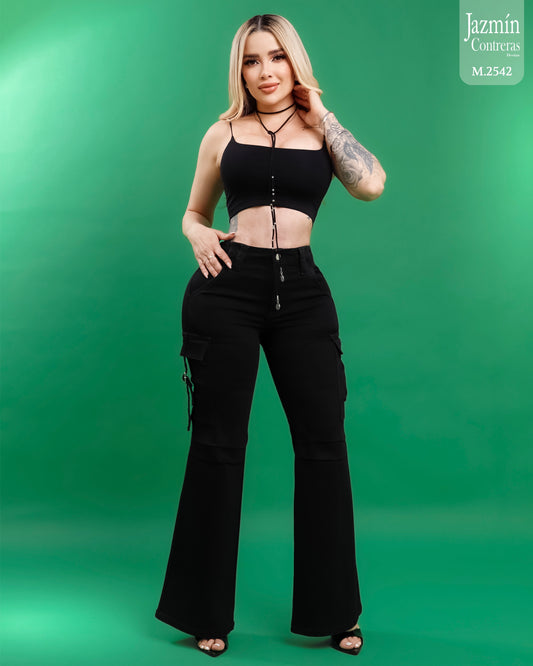 Jeans cargo, negro con bolsas traseras.