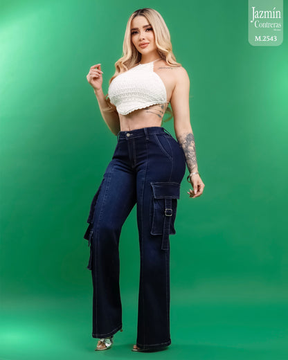 Jeans cargo con bolsas distintas.