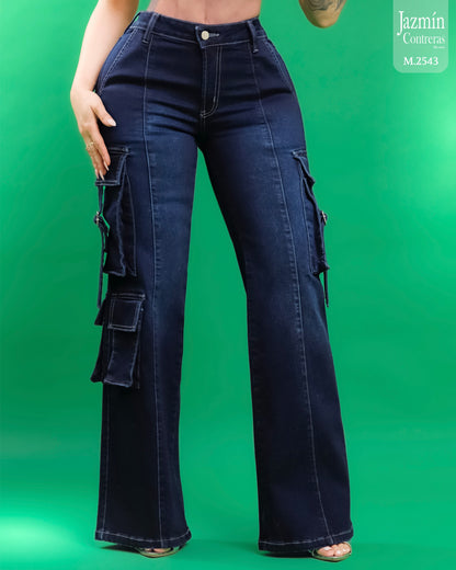 Jeans cargo con bolsas distintas.