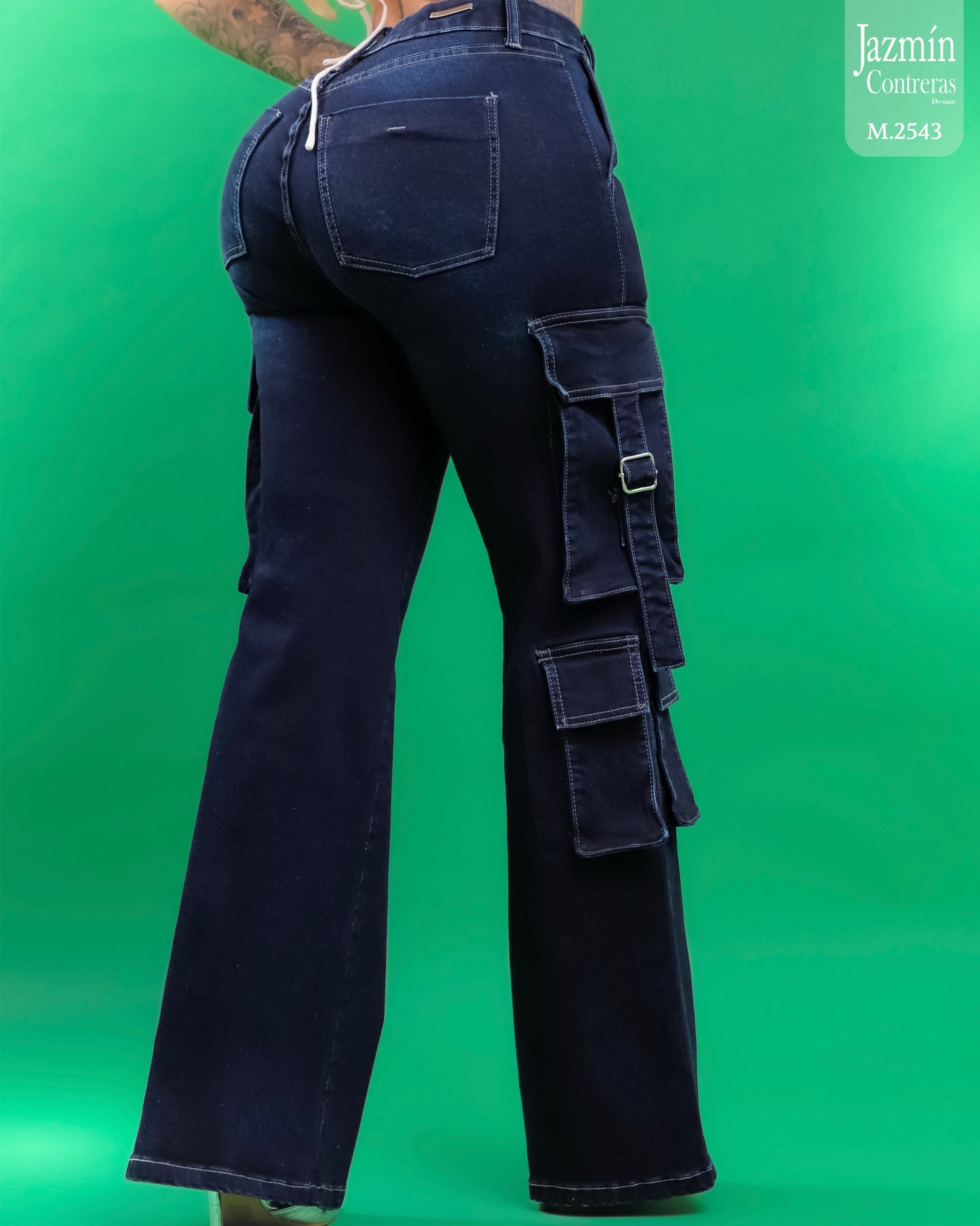 Jeans cargo con bolsas distintas.