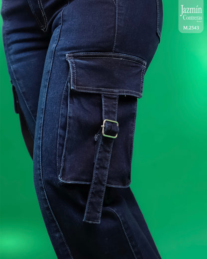 Jeans cargo con bolsas distintas.