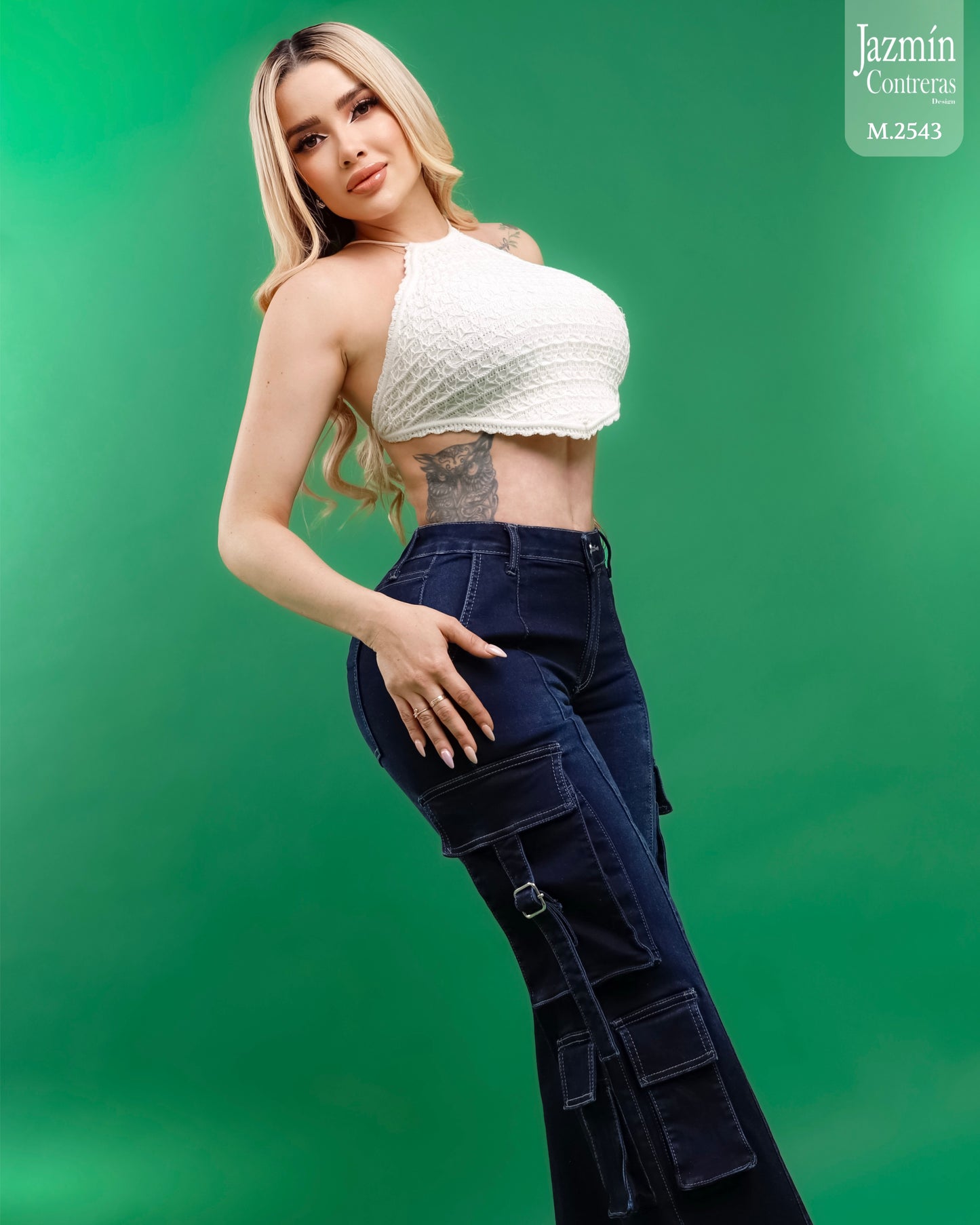 Jeans cargo con bolsas distintas.