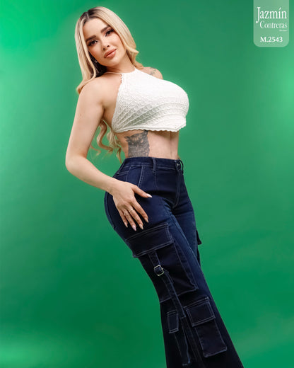 Jeans cargo con bolsas distintas.