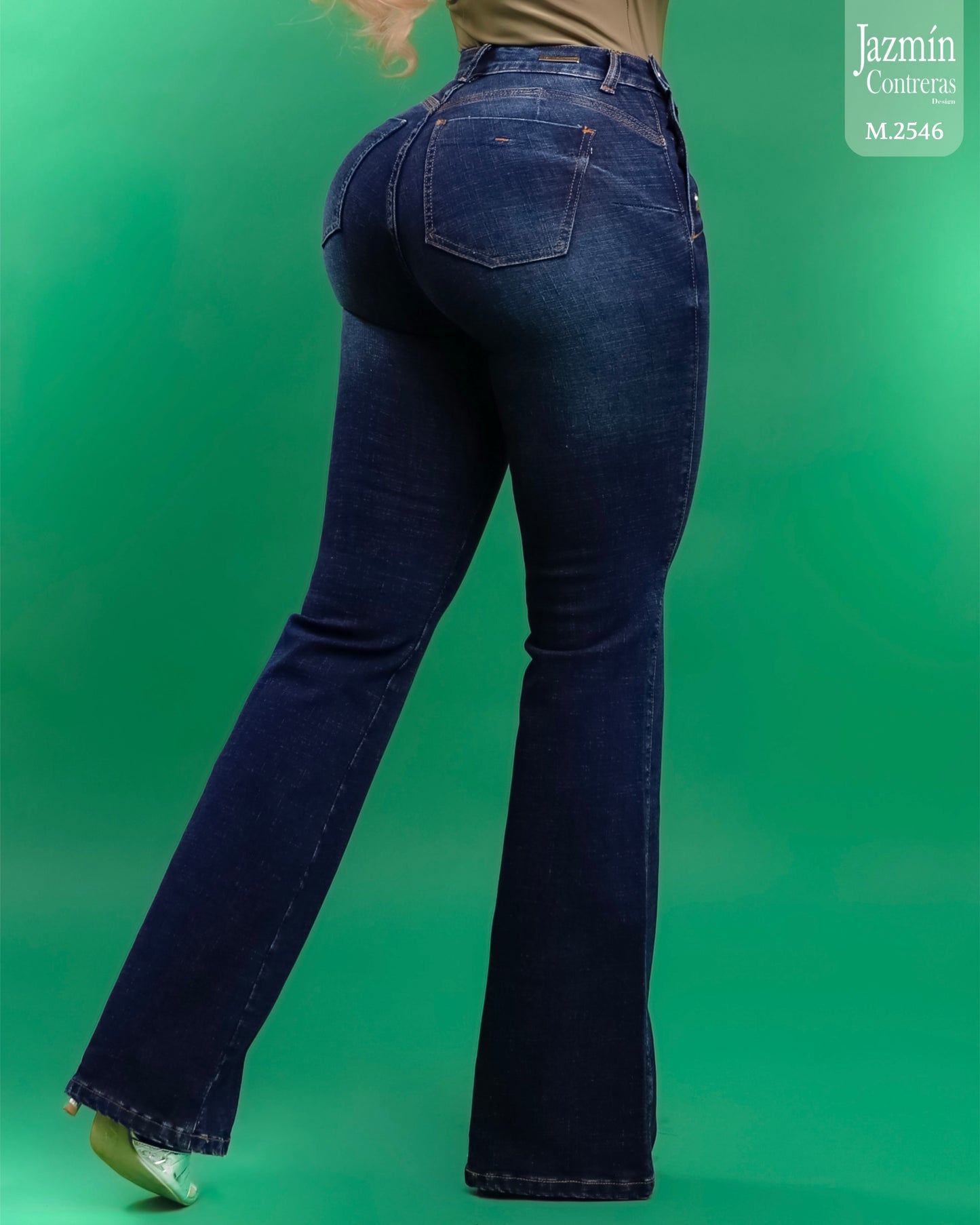 Jeans corte colombiano, campana con botones laterales.