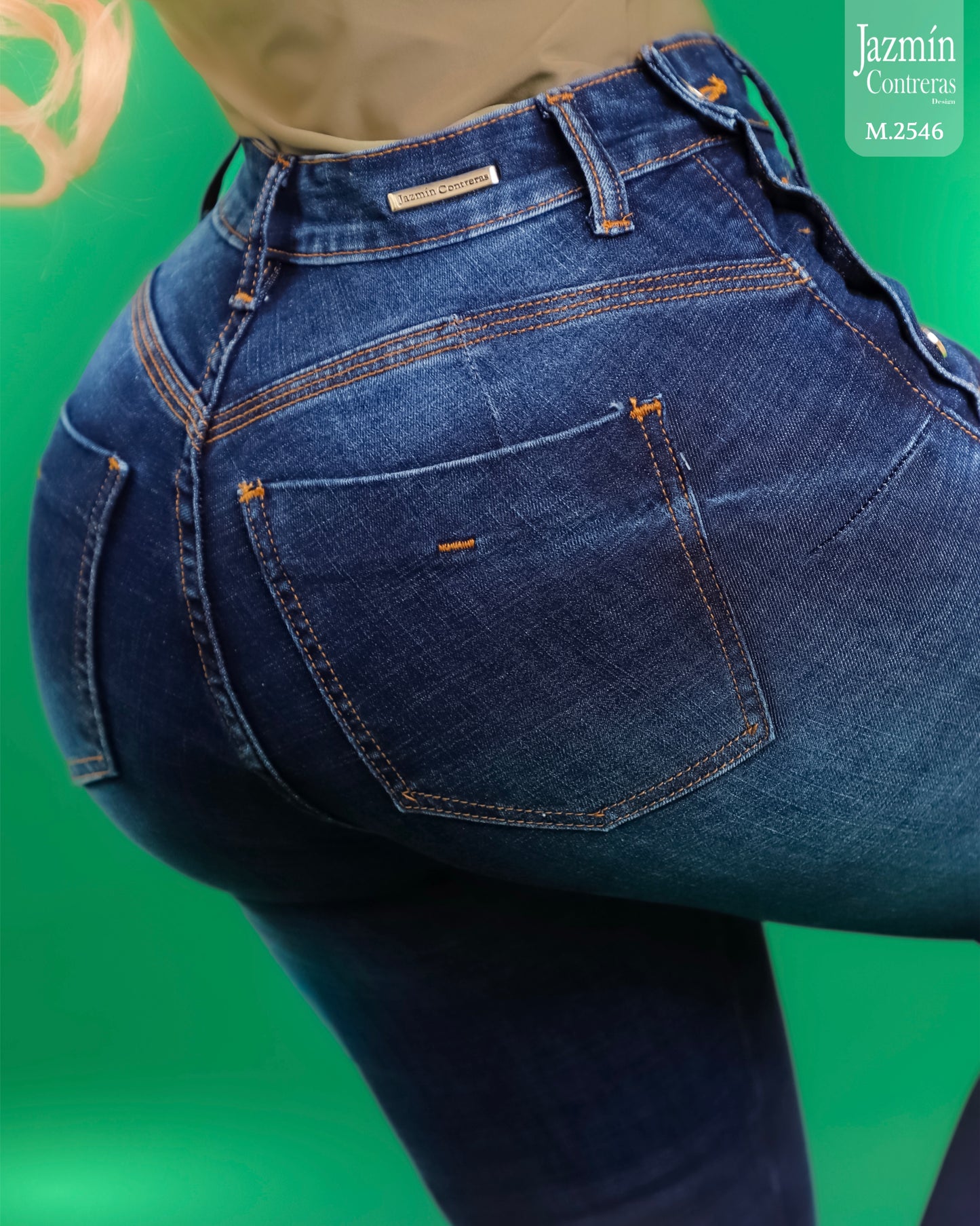 Jeans corte colombiano, campana con botones laterales.