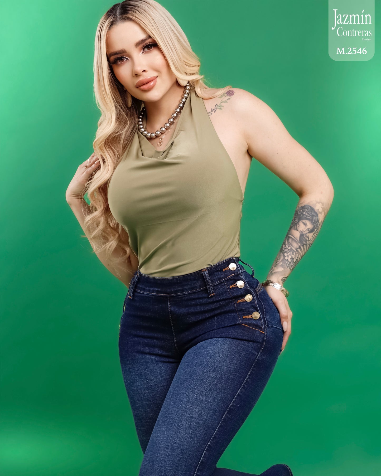 Jeans corte colombiano, campana con botones laterales.