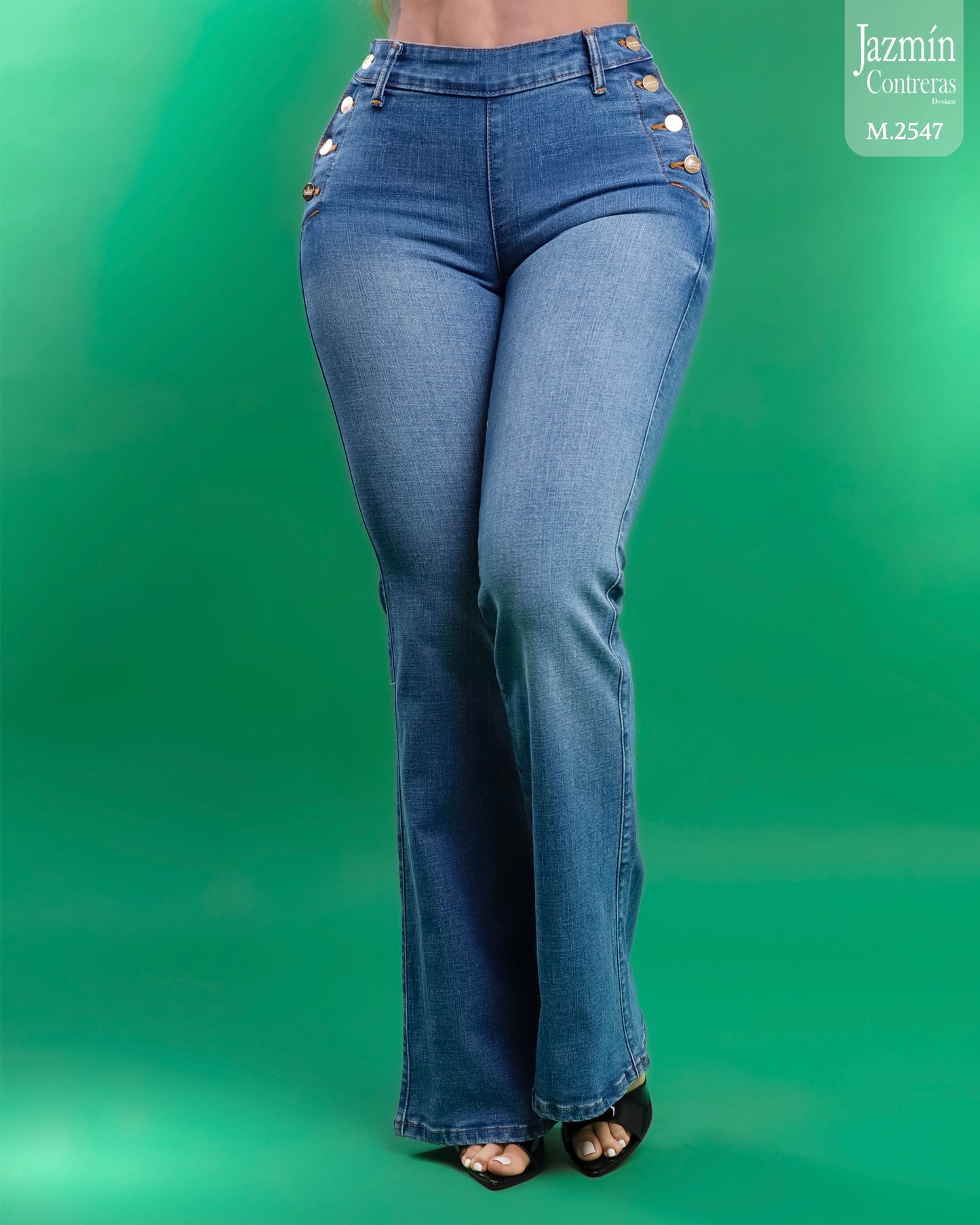 Jeans campana, azul claro 8 botones.