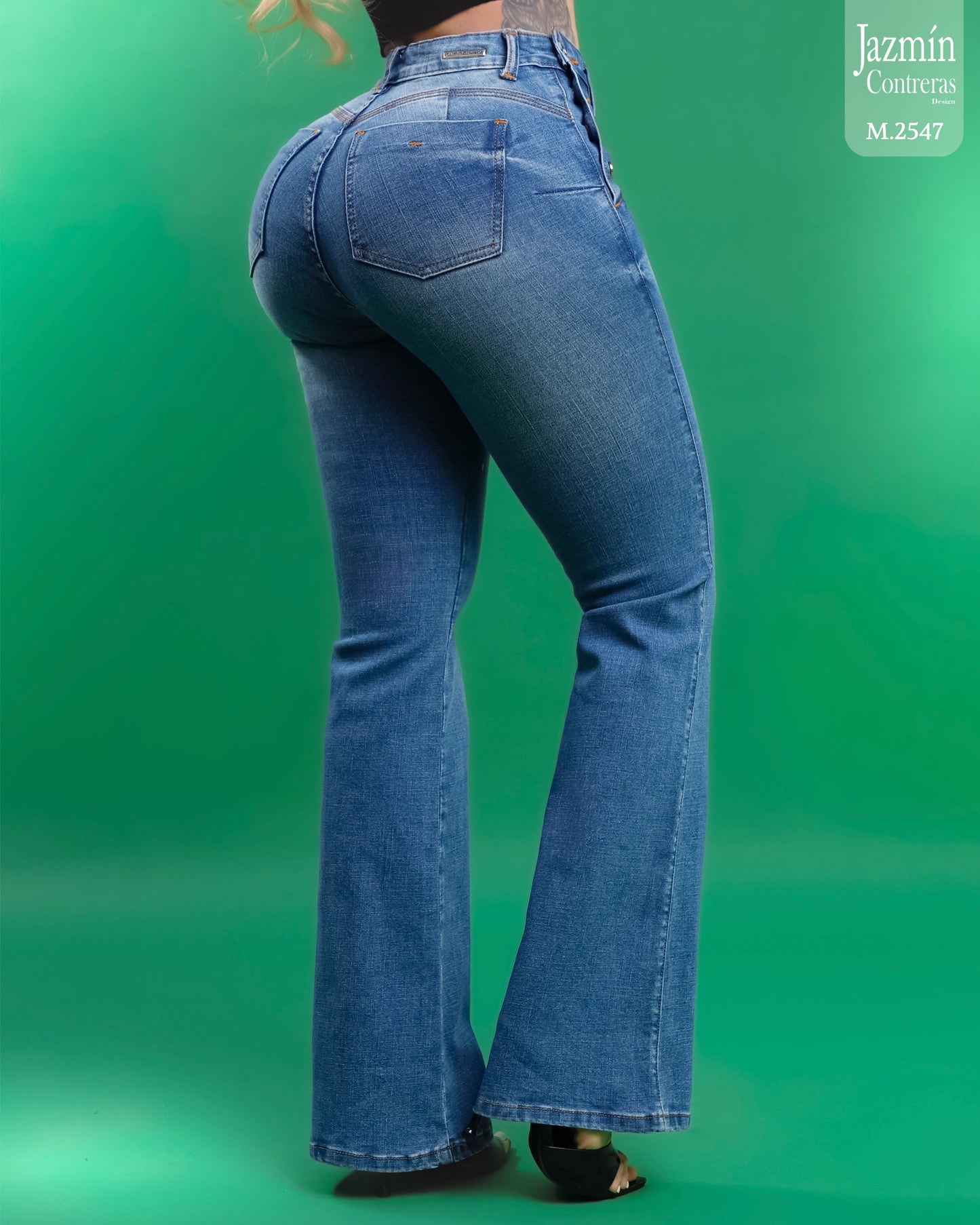 Jeans campana, azul claro 8 botones.