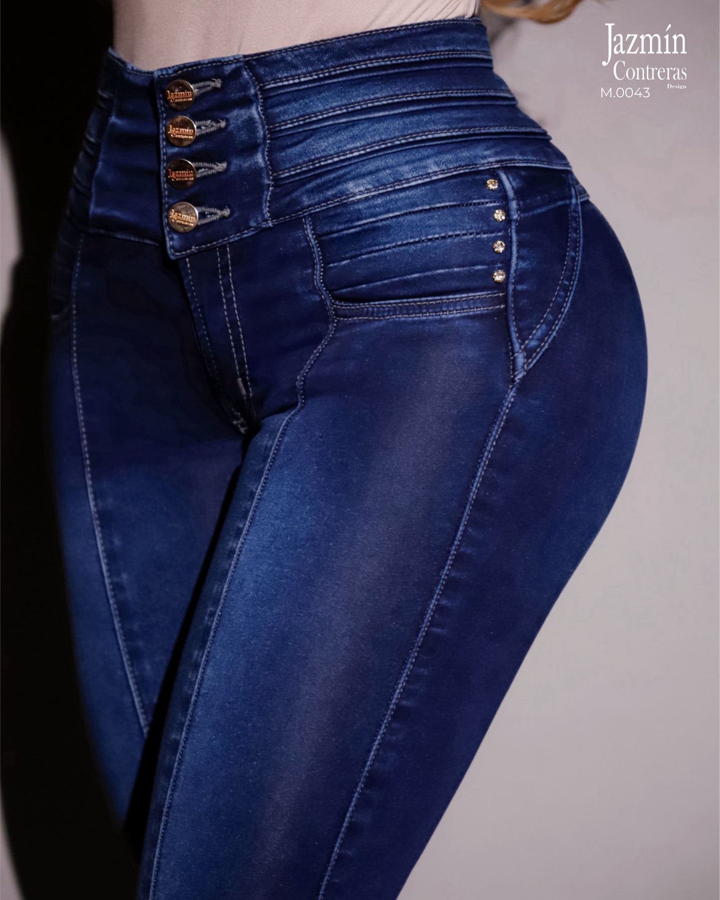Jeans corte colombiano con cristales, 4 botones.