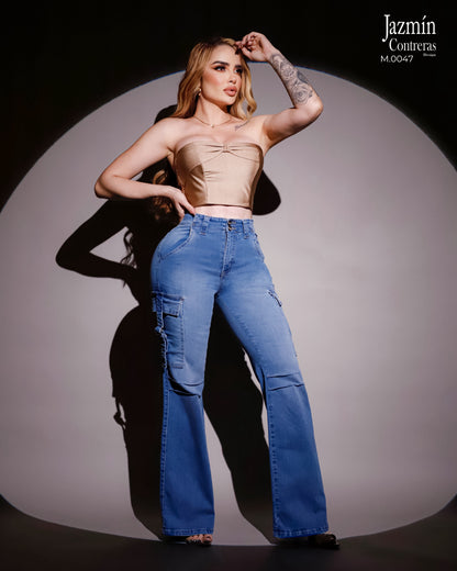 Jeans cargo, con pliegue en rodilla.