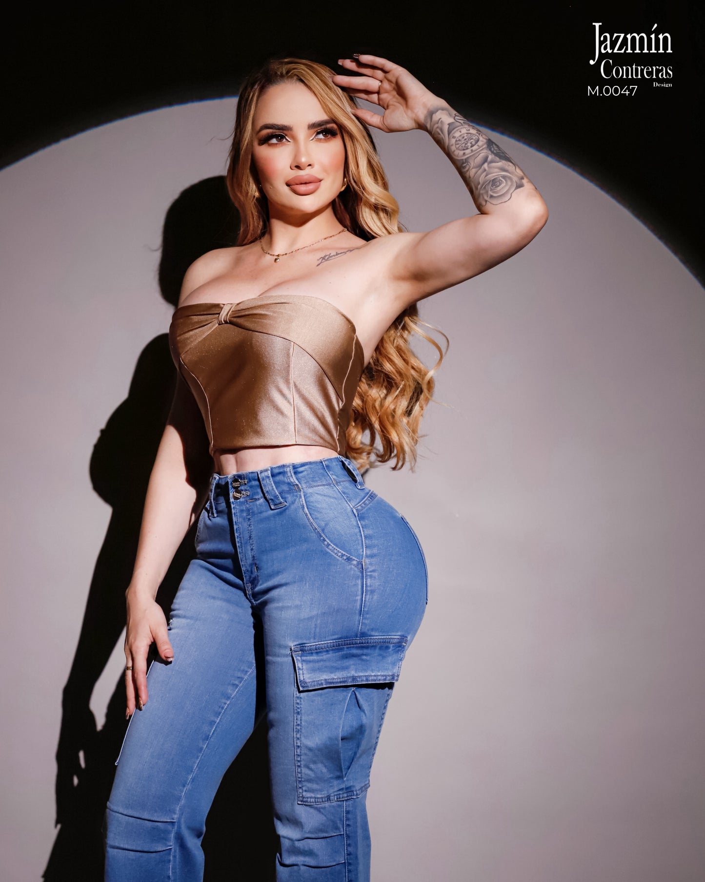 Jeans cargo, con pliegue en rodilla.