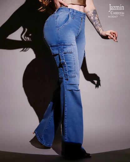 Jeans cargo, con pliegue en rodilla.