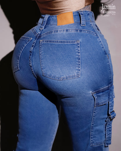 Jeans cargo, con pliegue en rodilla.