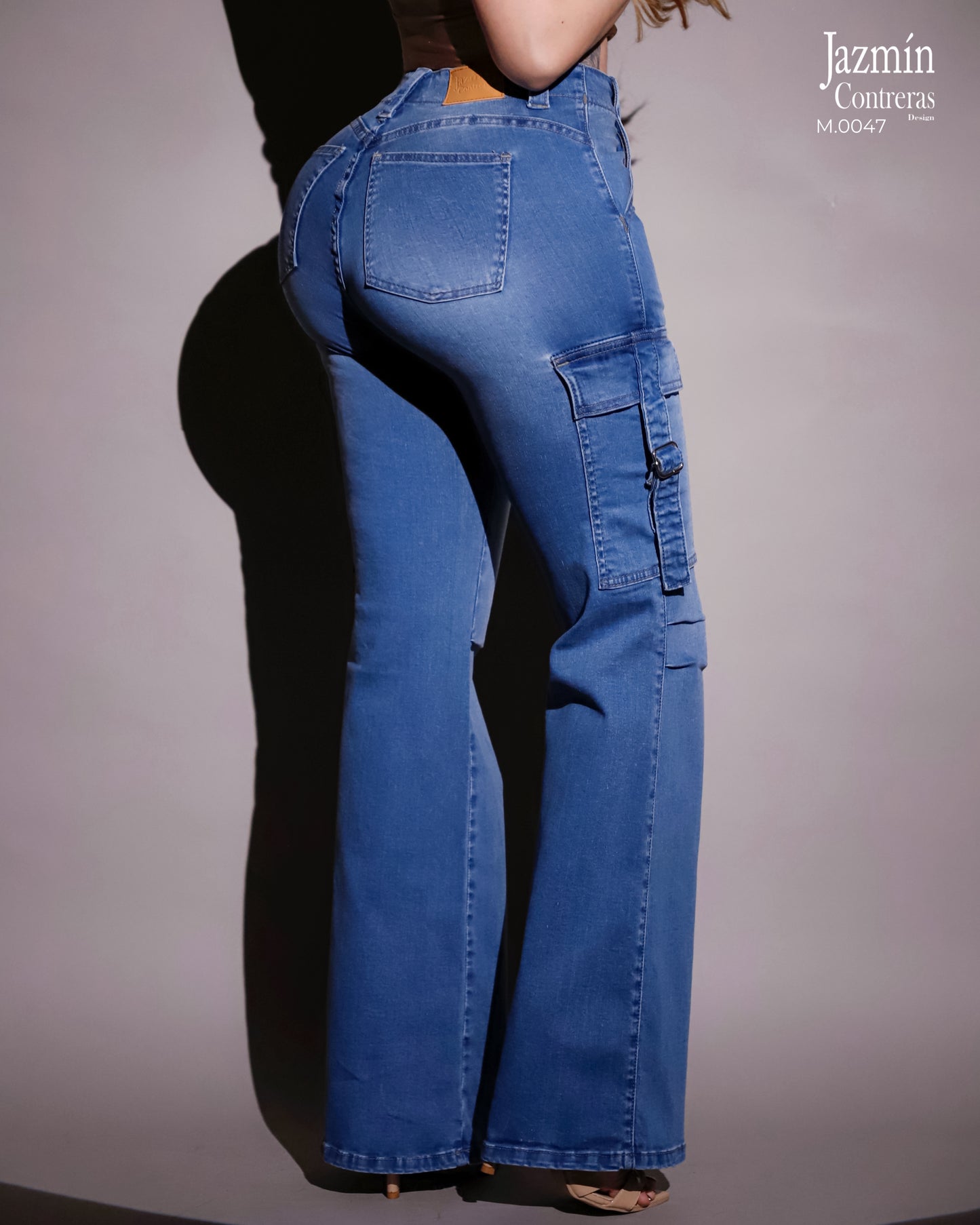 Jeans cargo, con pliegue en rodilla.