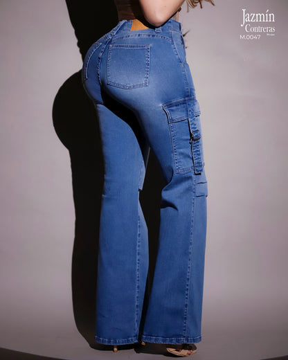 Jeans cargo, con pliegue en rodilla.