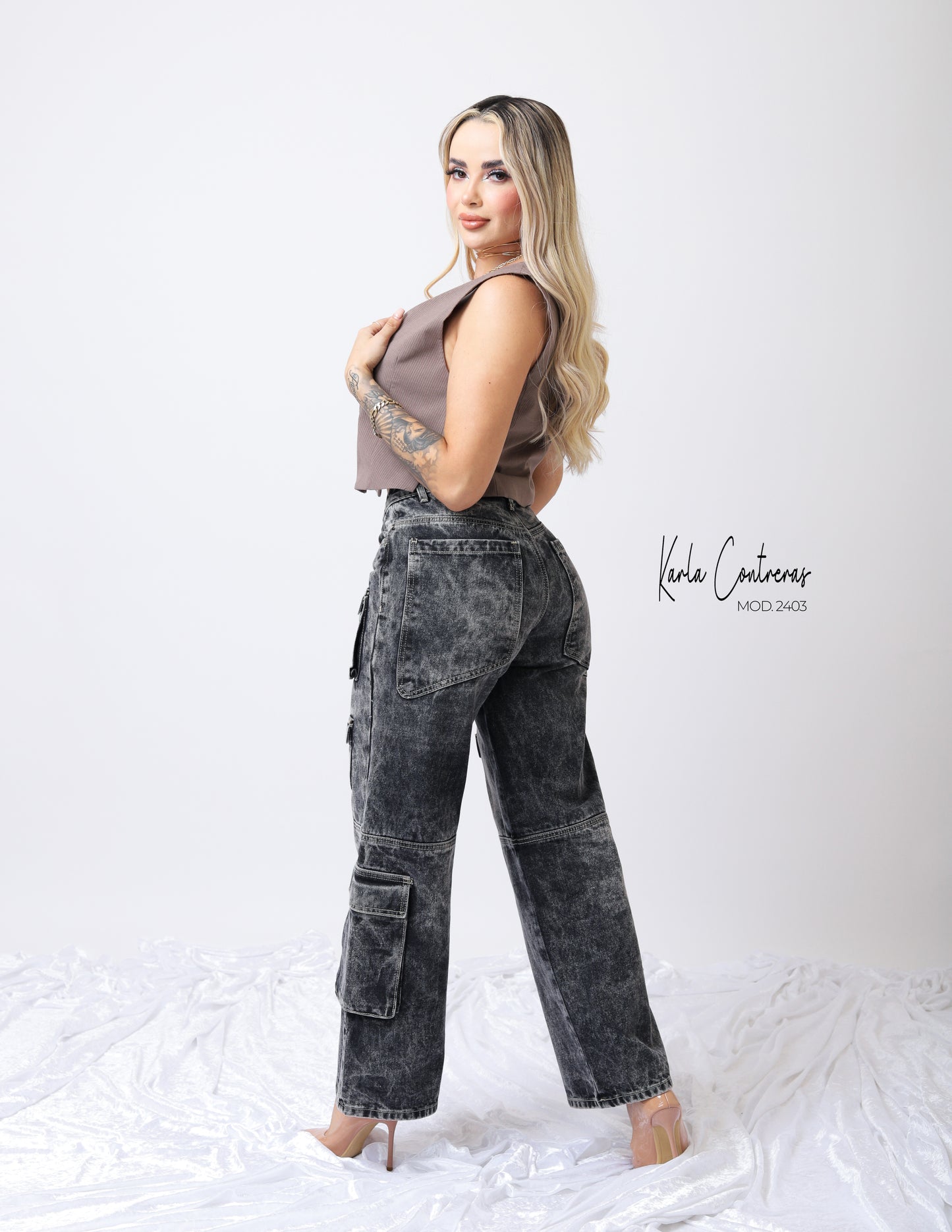 Jeans cargo, tono nero-cafe.