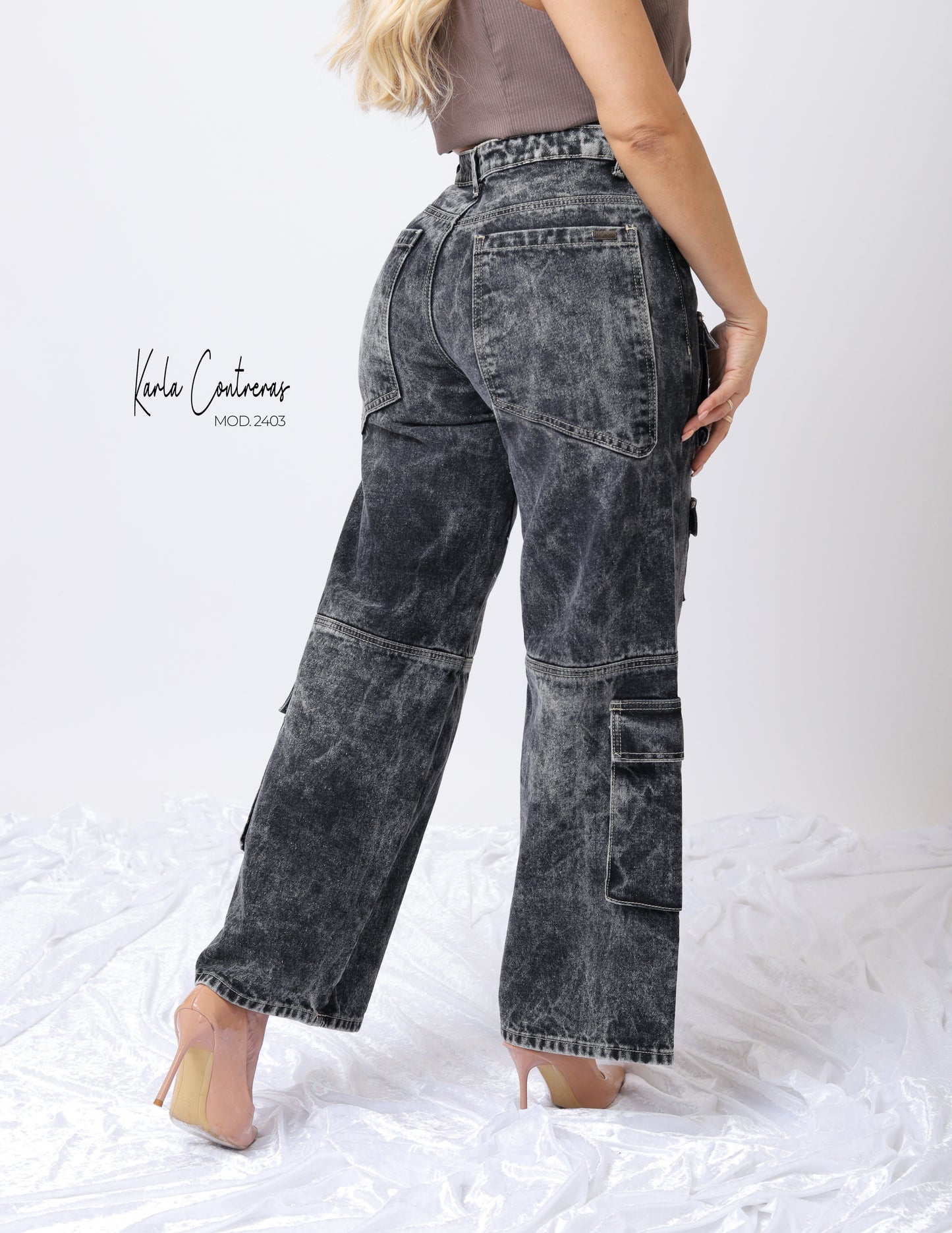 Jeans cargo, tono nero-cafe.