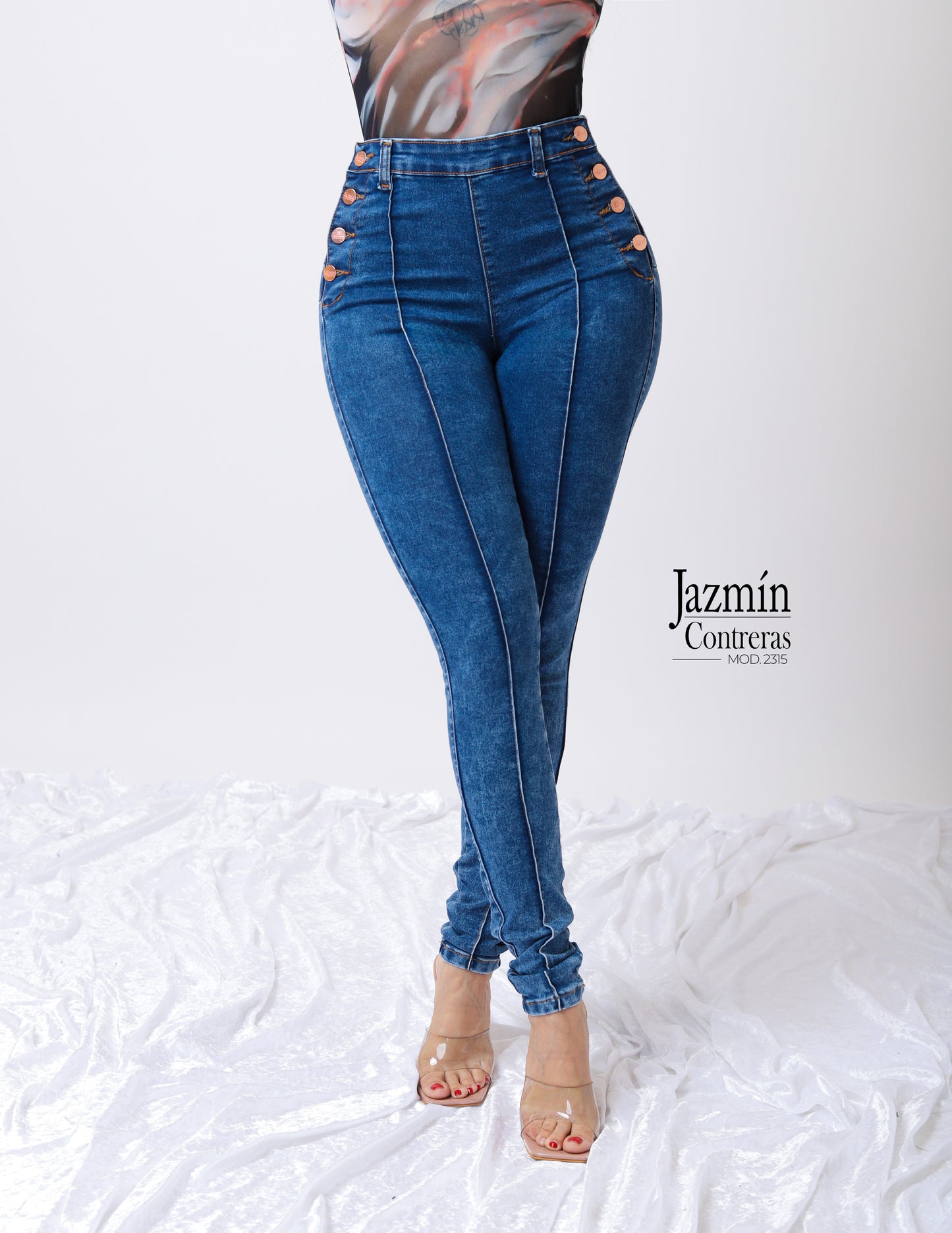 Skinny jeans, corte colombiano, con bolsas traseras.