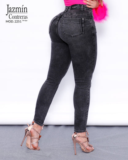 Jeans corte colombiano, con bolsas traseras.
