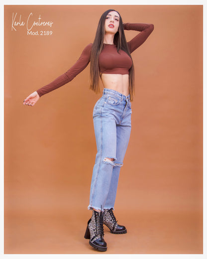 Jeans Momfit, sin bastilla y rotura en rodilla.