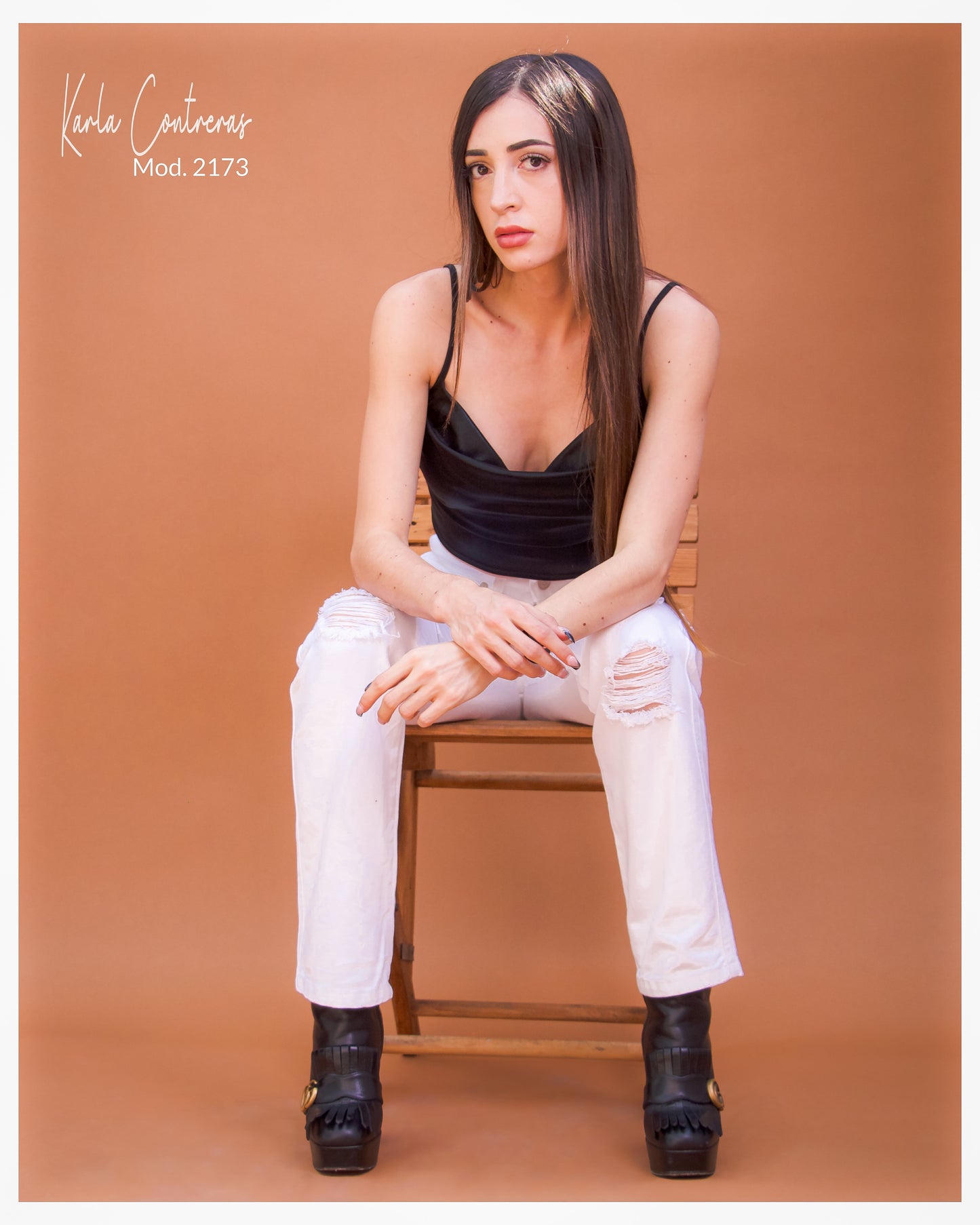 Jeans cargo blanco con roturas.