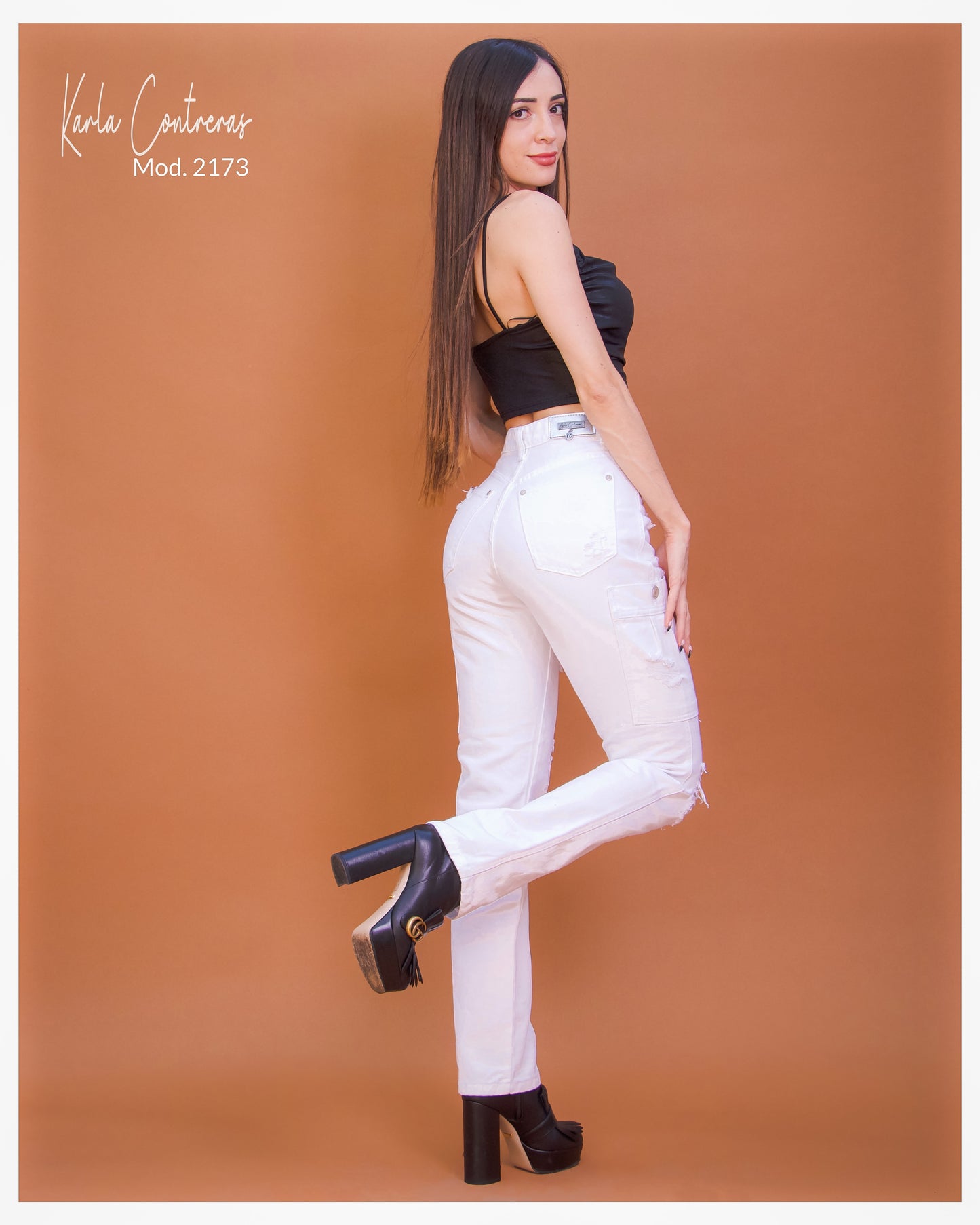 Jeans cargo blanco con roturas.