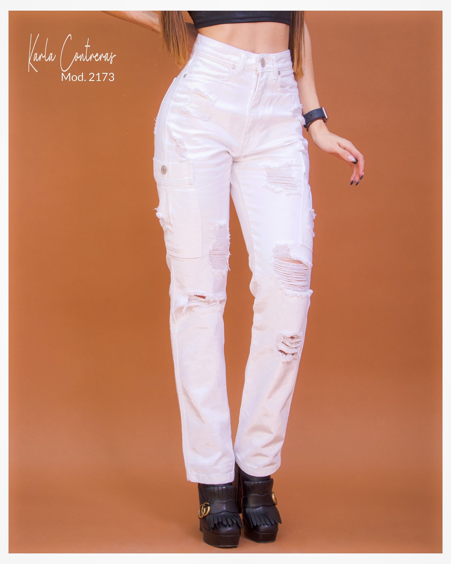 Jeans cargo blanco con roturas.