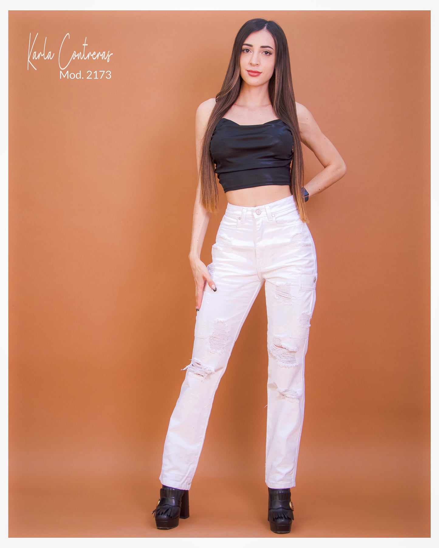 Jeans cargo blanco con roturas.