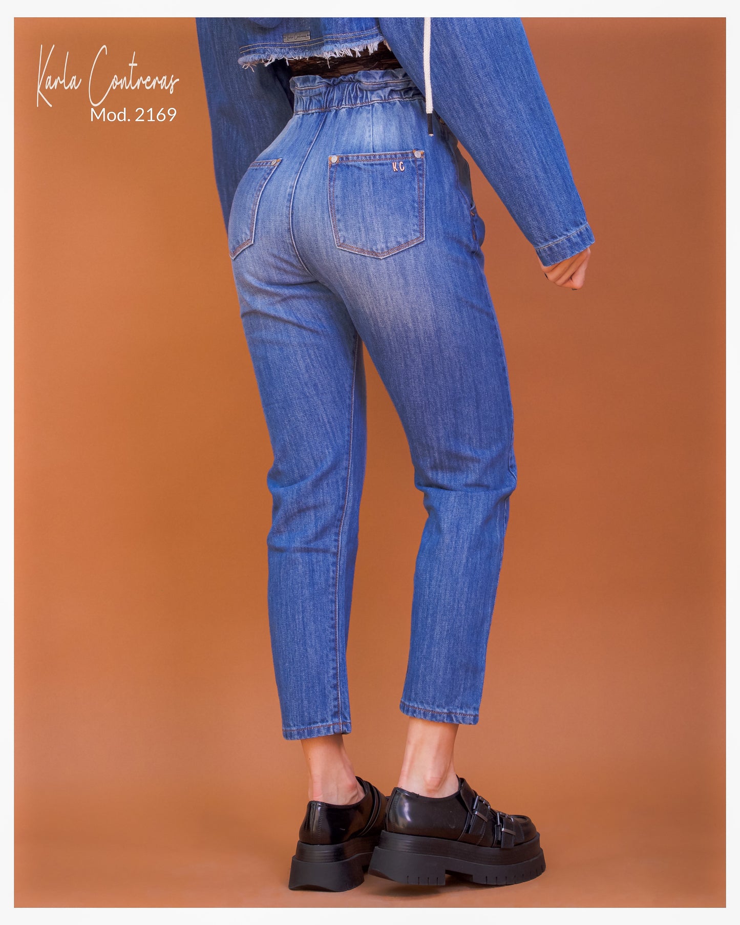 Jeans con resorte en pretina, tipo momfit.