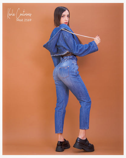 Jeans con resorte en pretina, tipo momfit.