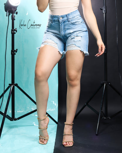 Short Momfit, con roturas azul claro.
