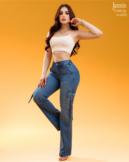 Jeans cargo, con resorte en pretina trasera.