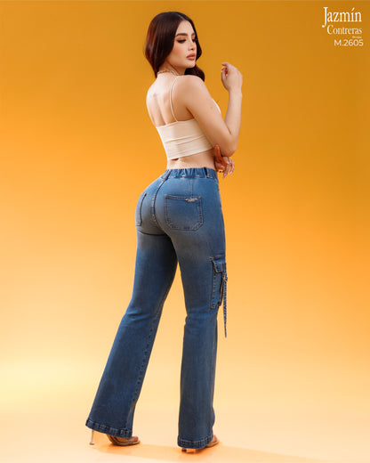 Jeans cargo, con resorte en pretina trasera.