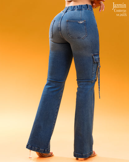Jeans cargo, con resorte en pretina trasera.