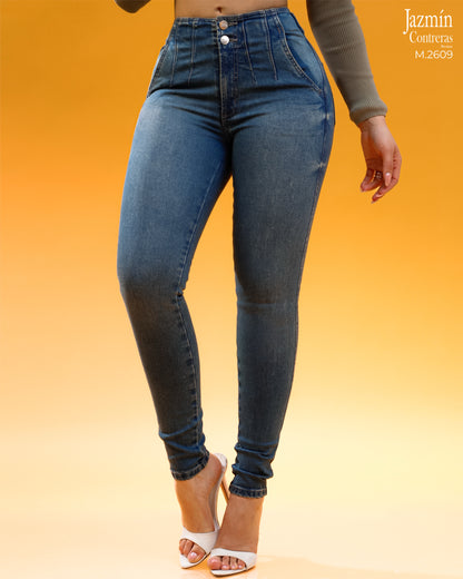 Jeans skinny, corte colombiano con accesorio en hebilla.
