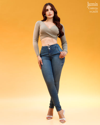 Jeans skinny, corte colombiano con accesorio en hebilla.