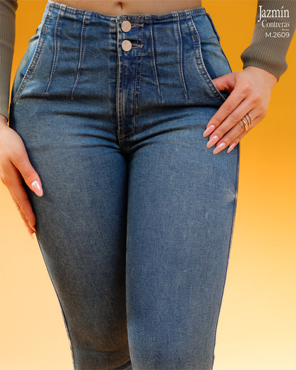 Jeans skinny, corte colombiano con accesorio en hebilla.