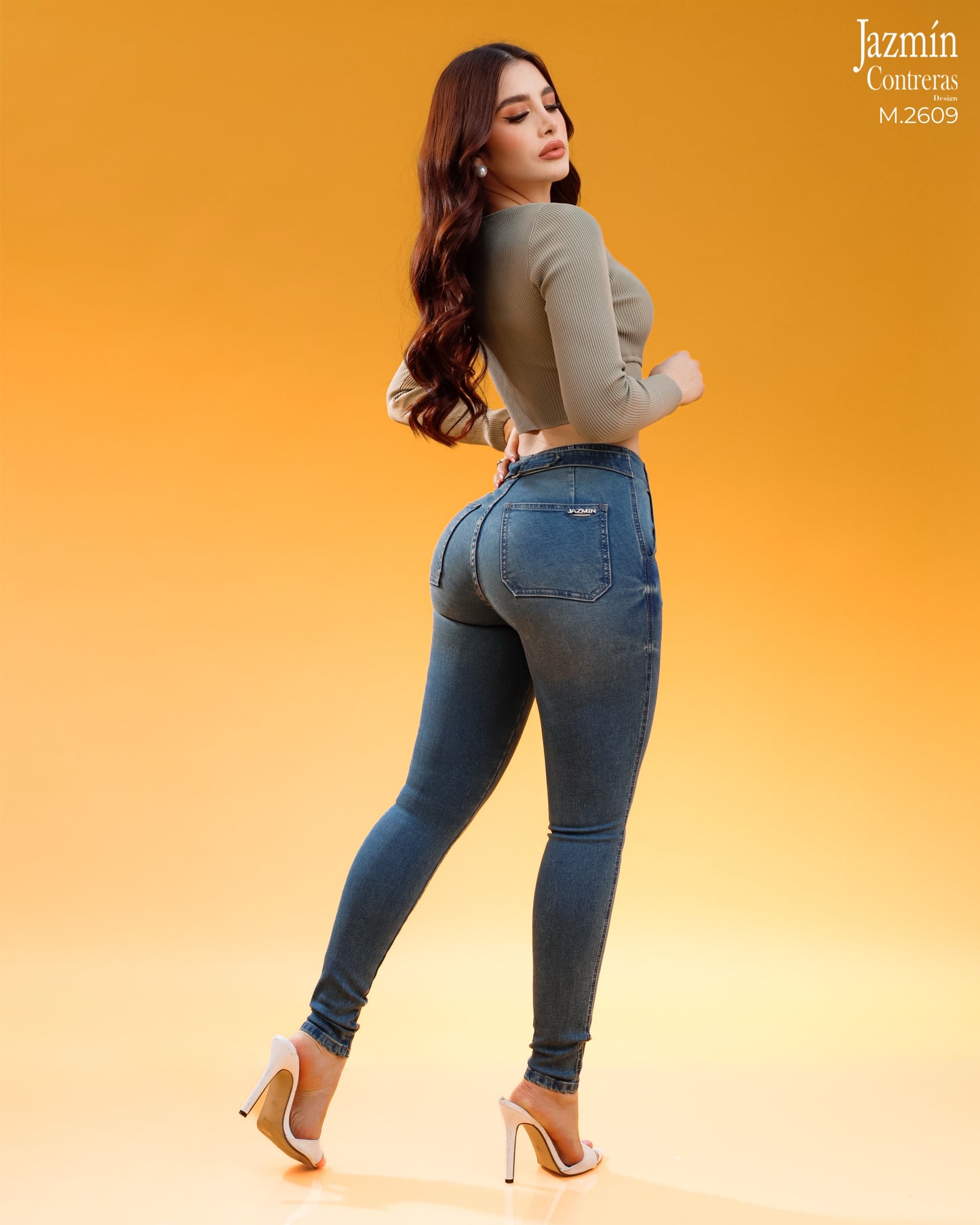 Jeans skinny, corte colombiano con accesorio en hebilla.
