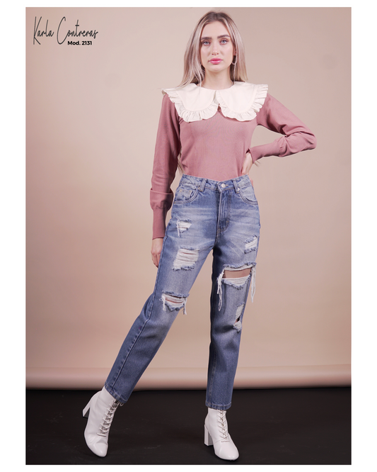 Jeans Momfit, con roturas color azul.