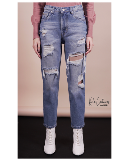Jeans Momfit, con roturas color azul.