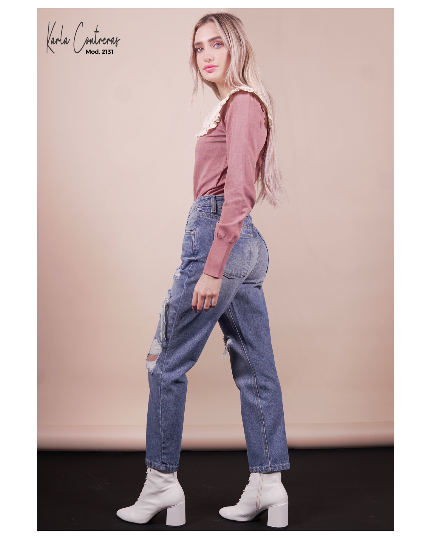 Jeans Momfit, con roturas color azul.