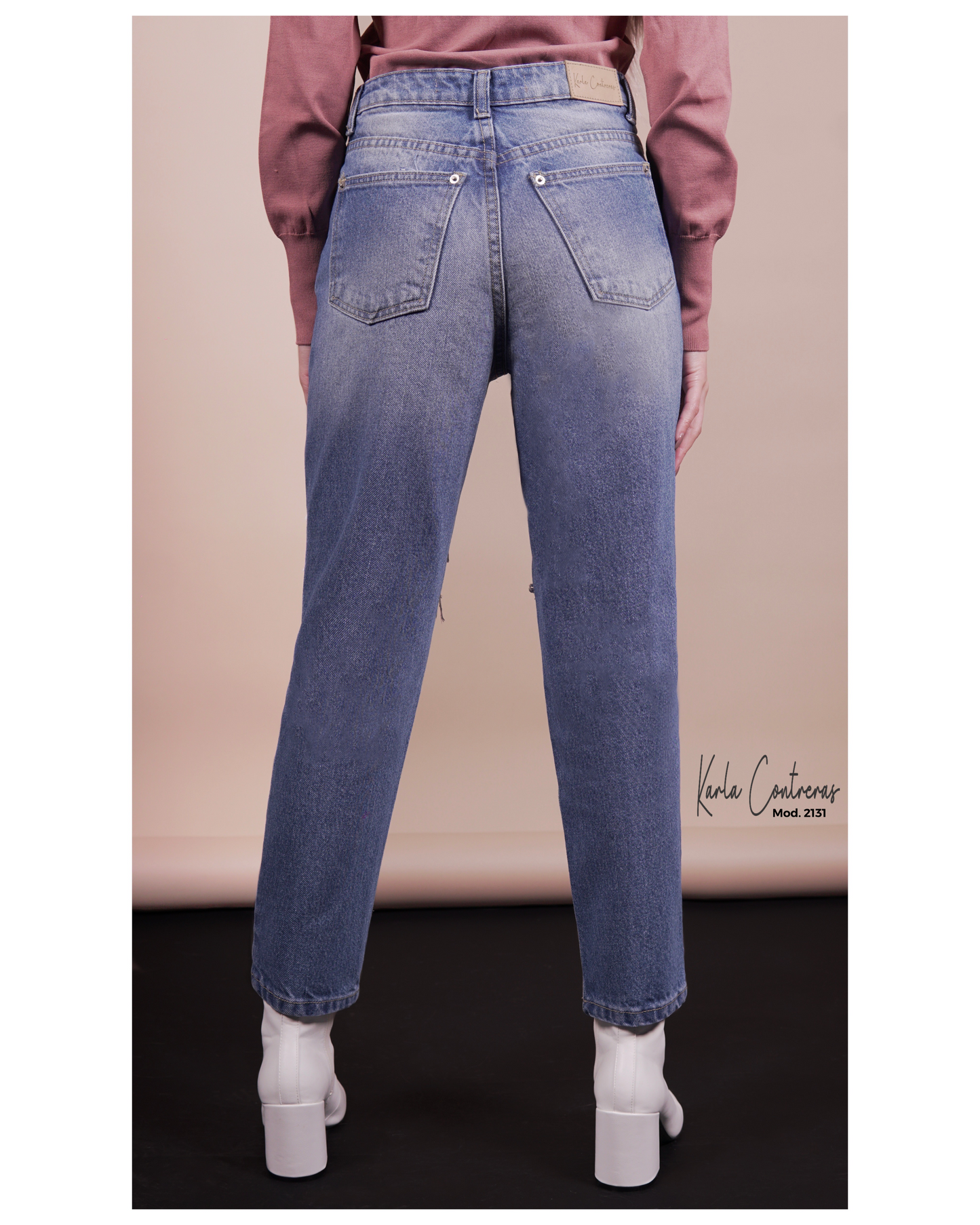Jeans Momfit, con roturas color azul.